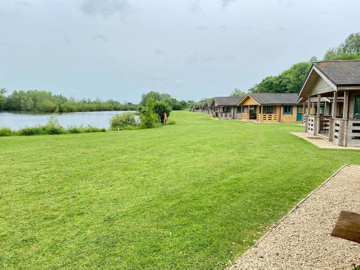Lake Pochard, Oak Lodge South Cerney Exteriér fotografie